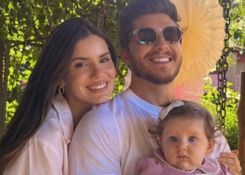 Camila Queiroz celebra 33 anos de vida ao lado da família: ‘Grata, abençoada e amada’
